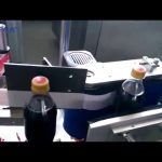 Avtomatski stroj za etiketiranje steklenic Cola