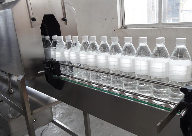 Avtomatski stroj za etiketiranje steklenic s steklenimi rokavi iz PVC