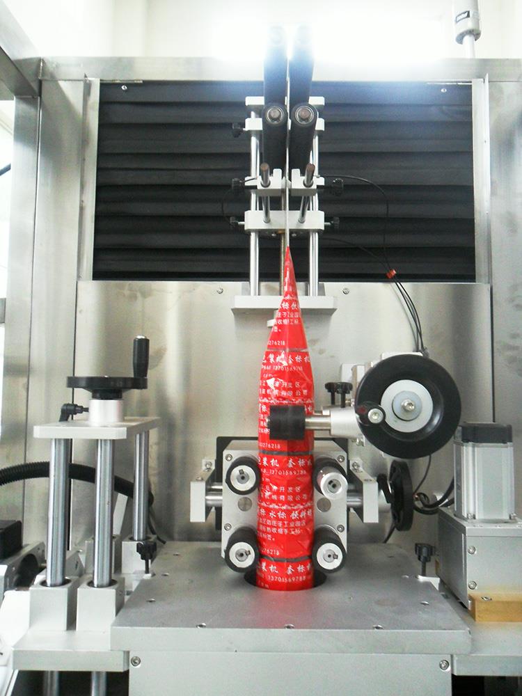 Avtomatski stroj za etiketiranje toplotno skrčljivih rokavov iz steklenic za steklenico vode